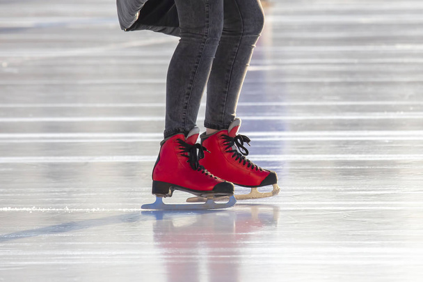 アイス・リンクの赤いスケート場に足を踏み入れると趣味やレジャー冬だ - 写真・画像