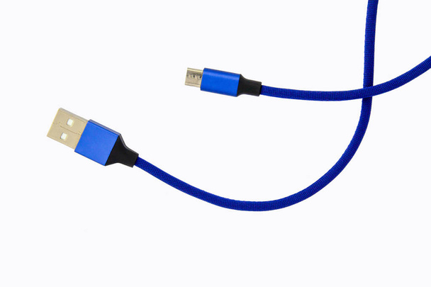 Blauwe Usb kabel voor smart-phone geïsoleerd op witte achtergrond, Bestand bevat met clipping pad. - Foto, afbeelding