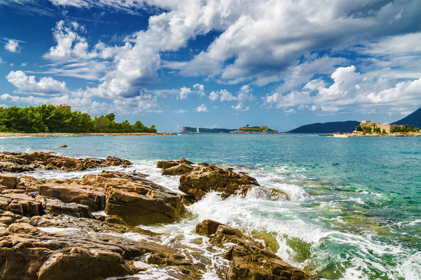 Ηλιόλουστη θέα στον κόλπο Κοτόρ από τη χερσόνησο της Λουστίκας, Μαυροβούνιο. - Φωτογραφία, εικόνα