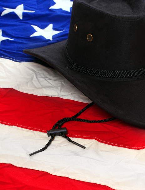 Chapeau en cuir noir sur drapeau américain
 - Photo, image