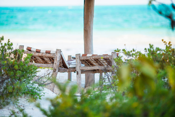 Maldivler 'de güzel bir tropikal sahilde beyaz şezlonglar. - Fotoğraf, Görsel