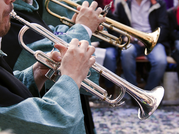 az utcán, a mórok és christians zenei zenekar trombita - Fotó, kép