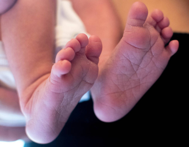 赤ん坊の足。新生児の少年 - 写真・画像