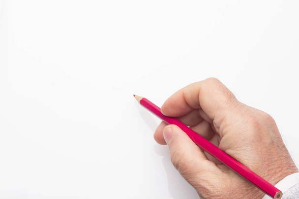 Έγχρωμο μολύβι στο χέρι ενός ενήλικα - Φωτογραφία, εικόνα