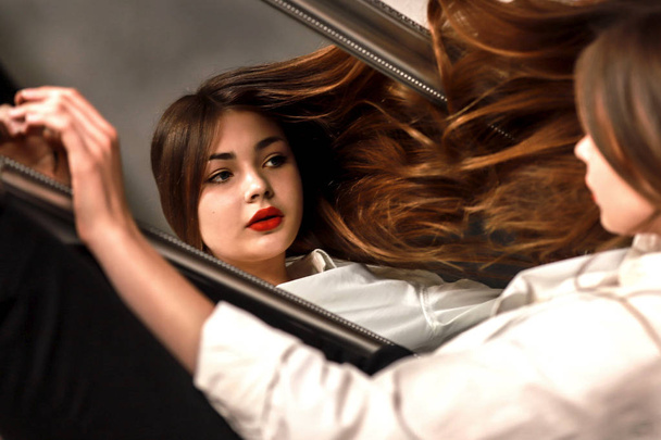 Chica en el espejo
 - Foto, Imagen