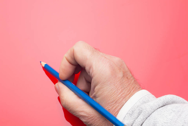 Lápis colorido na mão de uma pessoa adulta
 - Foto, Imagem