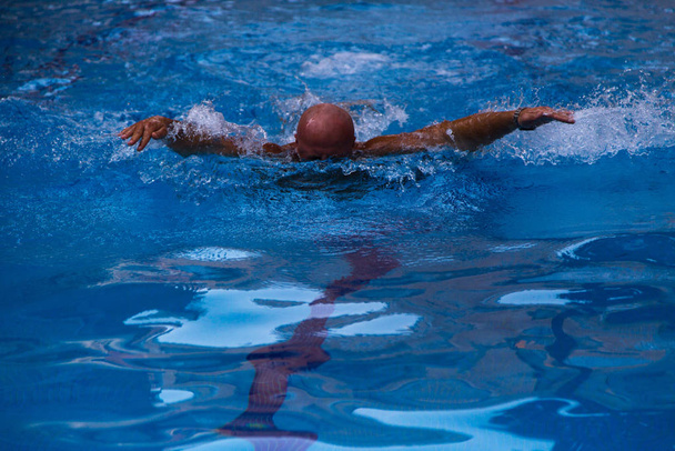 Man swimming  in swimming pool. - Foto, Bild