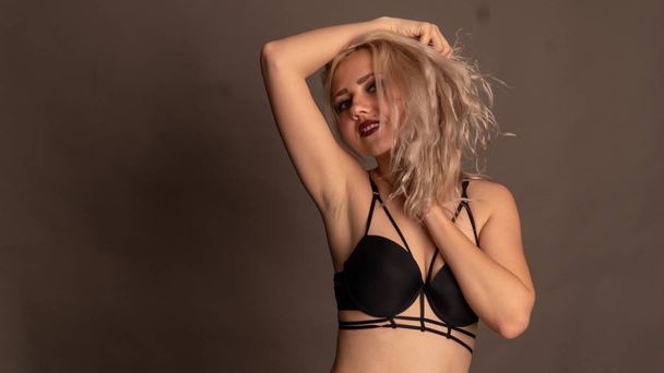 Sexy donna bionda in squisito pizzo lingerie nera con calze in posa in studio  - Foto, immagini