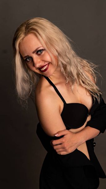 Сексуальная женщина в изысканном кружевном белье в студии
. - Фото, изображение