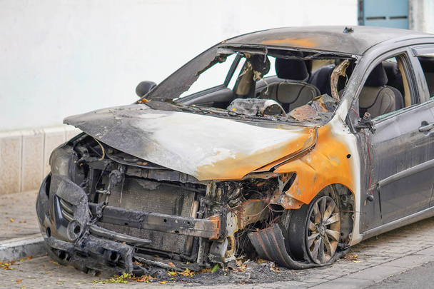 Capucha quemada de un coche de pasajeros. Incendio de un coche
. - Foto, Imagen