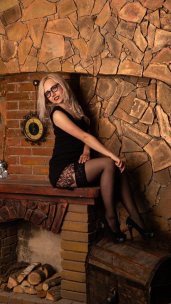 Nette blonde Frau in schönem Kleid posiert im Studio - Foto, Bild