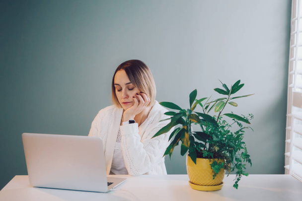zmęczony senny biały biznes kobieta pracuje na laptop komputer - Zdjęcie, obraz