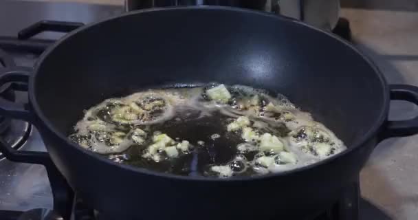 Μια γυναίκα χύνει γαρίδες σε ένα καυτό τηγάνι με βούτυρο και σκόρδο. - Πλάνα, βίντεο