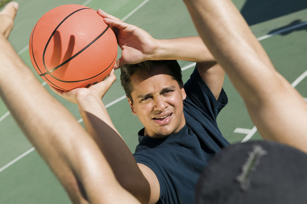 Men playing basketball - Zdjęcie, obraz