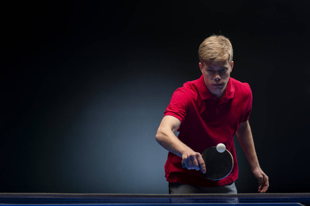Portret młodego mężczyzny grającego w tenisa  - Zdjęcie, obraz