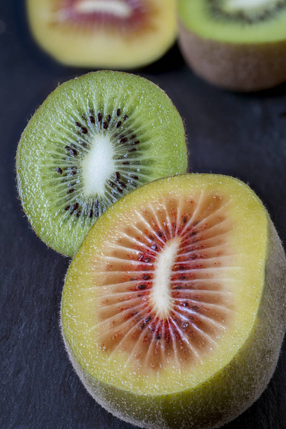 Rote und grüne Kiwis. rote und grüne Kiwi-Früchte - Foto, Bild