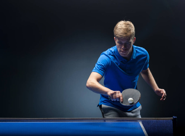 Portret młodego mężczyzny grającego w tenisa  - Zdjęcie, obraz