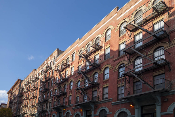 clássicos vintage nova york cidade tijolo edifícios com firescapes
 - Foto, Imagem