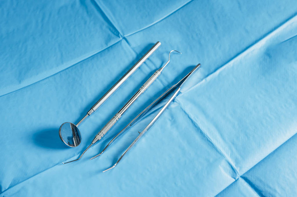 Detail of hand holding dental tools in dental clinic. Dental clinic. - Zdjęcie, obraz