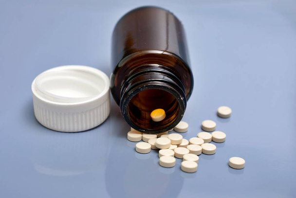 Pillen auf grauem Hintergrund, Gesundheitsthema - Foto, Bild