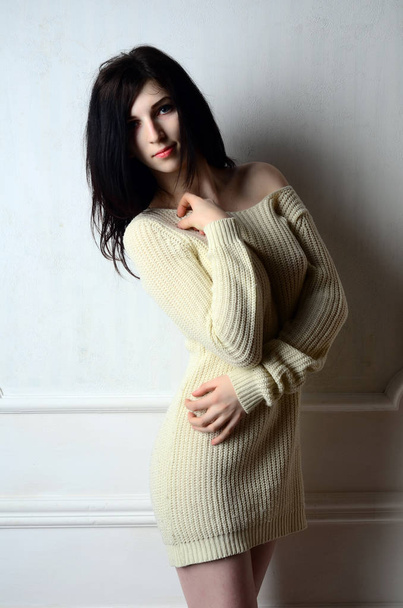hermosa mujer sexy con vestido corto posando en estudio   - Foto, imagen