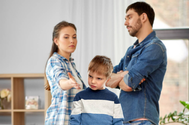 mutsuz küçük çocuk evde ebeveynler hakkında tartışıyor. - Fotoğraf, Görsel