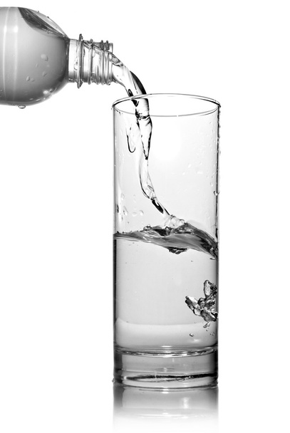 Água que despeja no vidro da garrafa
 - Foto, Imagem