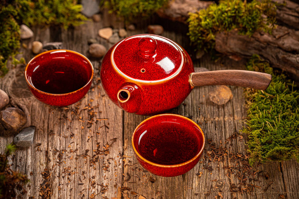 Tea cups with teapot in wood - Fotoğraf, Görsel