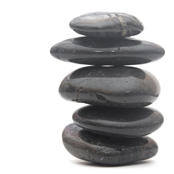 Чорні камені для масажу, складені, ізольовані на білому
 - Фото, зображення