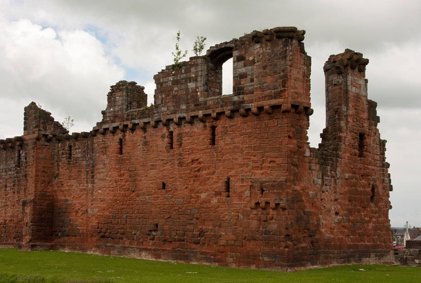 Penrith Castle. El castillo está situado en un parque público en Penrith, Cumbria, norte de Inglaterra y fue construido a finales del siglo XIV para defender la zona de la invasión de los invasores escoceses.
. - Foto, Imagen