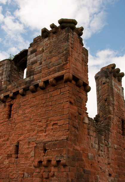 Замок Пенрит. Замок розташований у громадському парку в Пенріті, Камбрія, Північна Англія, і був побудований в кінці XIV століття для захисту від вторгнення шотландських загарбників.. - Фото, зображення