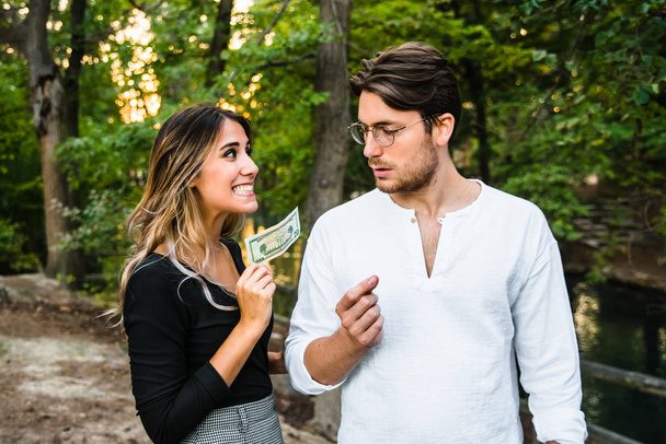 Homem discute com sua namorada por dinheiro
. - Foto, Imagem