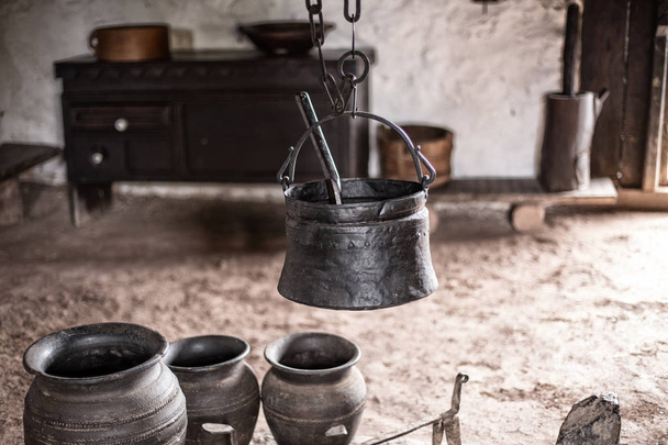 Régi főzőedények a falusi házban - Fotó, kép