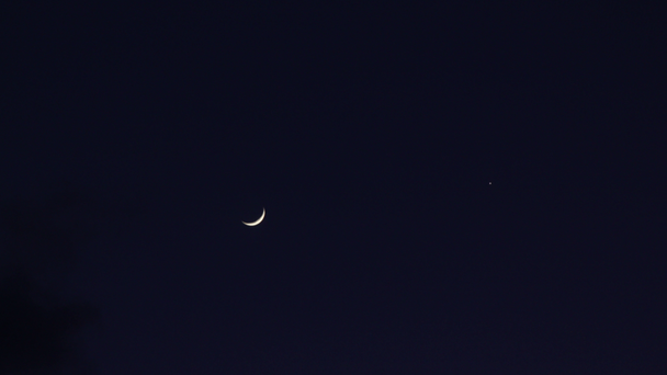 Księżyc Półksiężyca i planeta Wenus w astronomicznym połączeniu upływu czasu na błękitnym nocnym niebie - Materiał filmowy, wideo