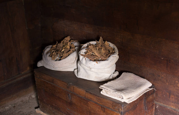 Folhas de tabaco em sacos
 - Foto, Imagem