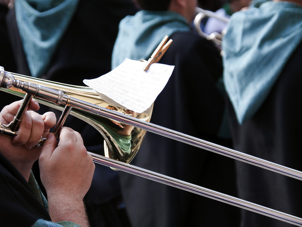 trompet van een muzikale band op de straat in Moren en christenen - Foto, afbeelding