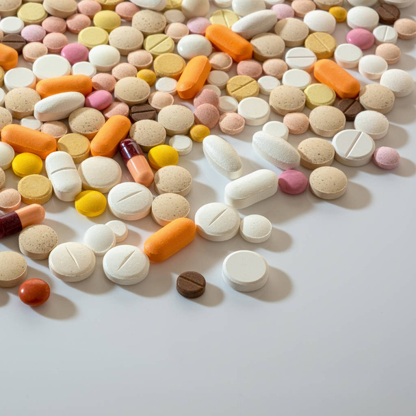 Un montón de diferentes medicamentos medicinales multicolores, pastillas, tabletas, cápsulas. Fondo del tema de farmacia, primer plano, concepto
 - Foto, imagen