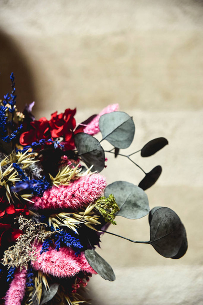 Joli bouquet de mariage avec fleurs séchées et couleurs douces
. - Photo, image