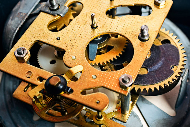 Mecanismo de relojería engranajes y engranajes. Engranajes metálicos del viejo mecanismo del reloj. Fondo de relojería
 - Foto, imagen