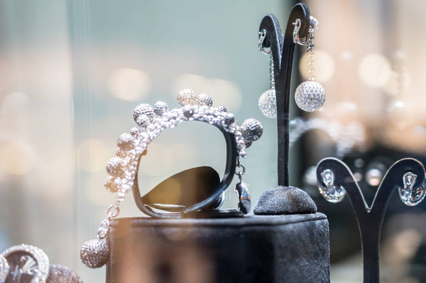 Sada šperků ve vitríně butiku - Fotografie, Obrázek