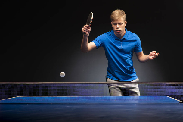 Muotokuva nuori mies pelaa tennistä
  - Valokuva, kuva