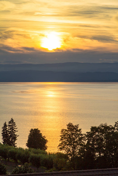Puesta de sol en el lago - Foto, imagen