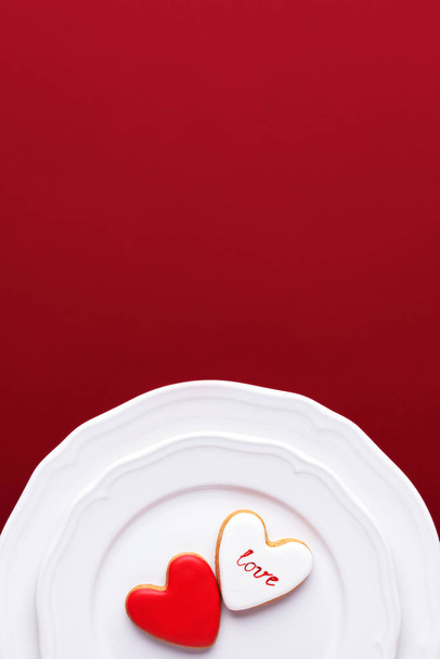 Μπισκότα του Αγίου Βαλεντίνου σε λευκά πιάτα. - Φωτογραφία, εικόνα
