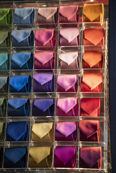 Renkli kravatlarla göster. Bir dükkanda satılık ürünler. Erkekler için renkli bağlar - Fotoğraf, Görsel