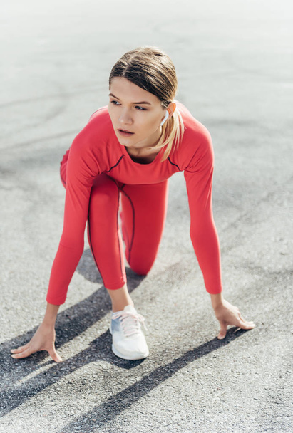 Mujer joven fitness estirándose al aire libre. Correr calentando al aire libre
. - Foto, Imagen