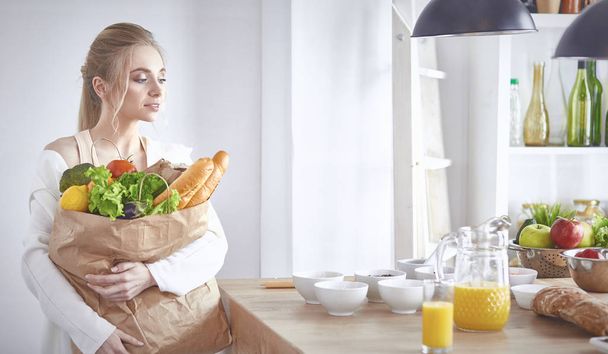 bakkal alışveriş çantası ile sebze standi tutan genç kadın - Fotoğraf, Görsel