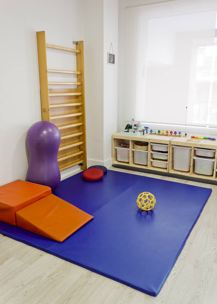 Prázdná rehabilitační klinika s vybavením pro děti - Fotografie, Obrázek