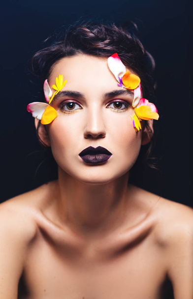 belleza mujer en negro con maquillaje y flor
 - Foto, Imagen