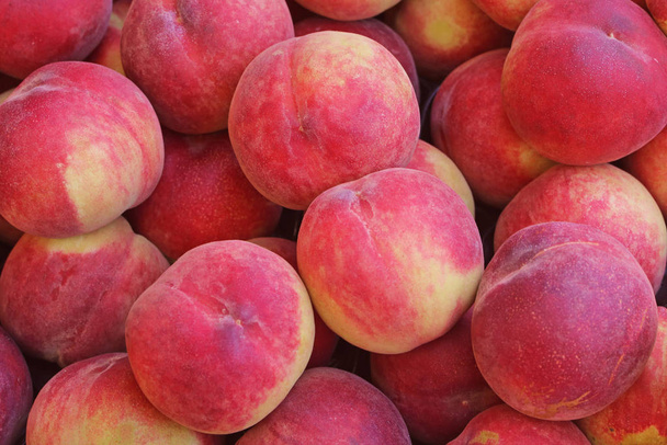 peaches at the weekly market - Foto, imagen