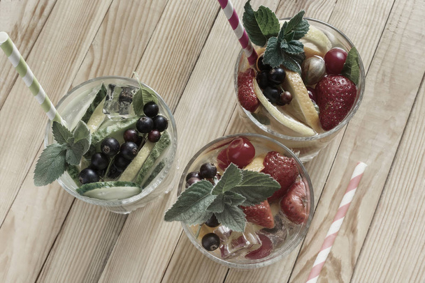 Zelfgemaakte zomer verfrissende cocktail van fruit en bessen. - Foto, afbeelding